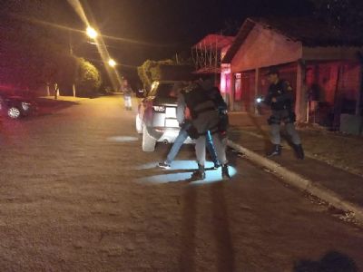 Suspeitos de furto tentam fugir por rede de esgoto, mas s�o presos em flagrante