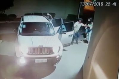 Bandidos rendem mulheres em frente a edif�cio e levam Jeep