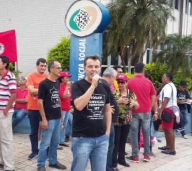 Sindicatos fazem assembleia para exigir juros por atraso nos sal�rios em MT