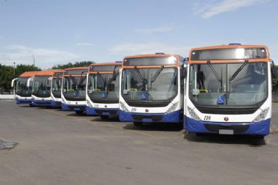 Sinfra faz entrega de �nibus aos munic�pios de Santo Ant�nio e Chapada