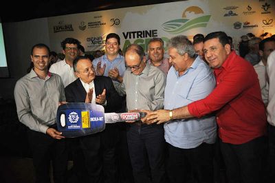 Prefeito de Pedra Preta recebe ve�culo para o INDEA da cidade