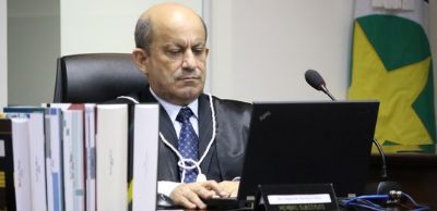 Desembargador atende pedido de Riva e suspende a��o sobre cheques que somam R$ 800 mil