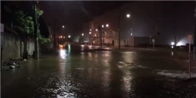 Chuva forte alaga regi�o do Shopping de V�rzea Grande e MT tem alerta de tempestades; v�deo