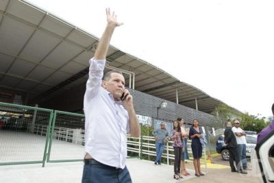 Silval recebe vaias e aplausos e acena para populares ao deixar F�rum de Cuiab�