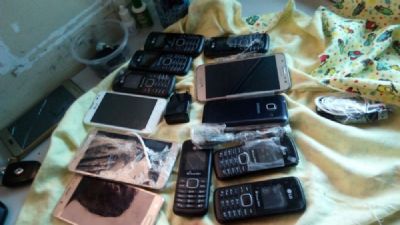 Mulheres s�o presas ao tentarem entrar na cadeia com 13 celulares escondidos em fraldas