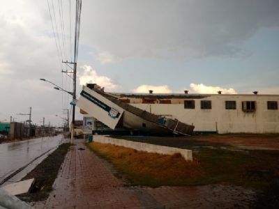 Temporal arranca telhados e prejudica abastecimento de luz e �gua na Grande Cuiab�