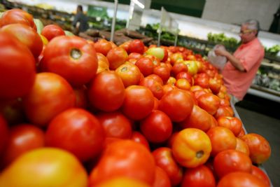 Tomate contribui de forma significativa para redu��o da cesta b�sica em Cuiab�