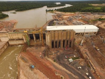 Peritos encontram 13 toneladas de peixes mortos, odor e material flutuante em enchimento de usina
