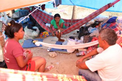 Venezuelanos ind�genas acampam perto de rodovi�ria de Cuiab�