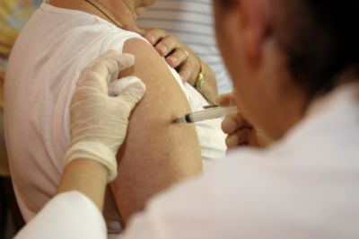 Dose padr�o da vacina contra febre amarela � necess�ria para quem vai viajar