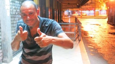 Artilheiro pelo Vasco, Valdiram vira morador de rua no sub�rbio do Rio