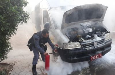 Van de transporte escolar pega fogo e dez crian�as precisam ser retiradas �s pressas