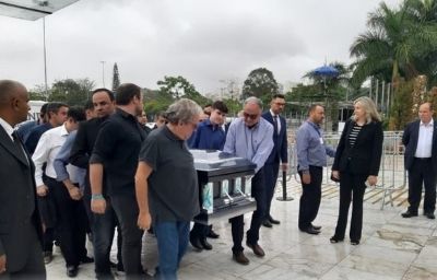 Corpo de Gugu chega � Assembleia Legislativa de S�o Paulo para vel�rio