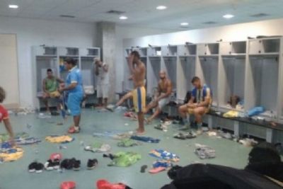 Bandidos reviram vesti�rio e furtam pertences de jogadores