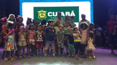 Prefeito e esposa prestigiam encerramento das comemora��es na Orla