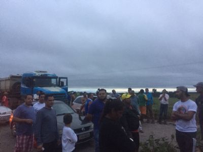 Moradores Santo Ant�nio de Leverger fecham rodovia por revolta no aumento de passagem de �nibus