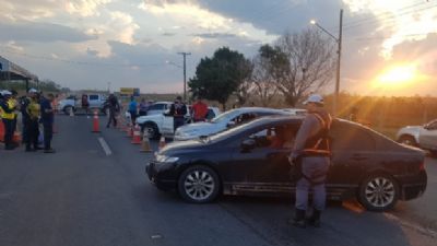 Blitz da �Lei Seca� prende tr�s e recolhe 12 CNHs na �Estrada de Chapada