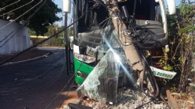 Pista escorregadia faz motorista bater �nibus em poste pr�ximo � rodovi�ria