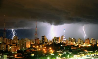 Defesa Civil emite alerta para chuva intensa e possibilidade de ventos de at� 100 km/h