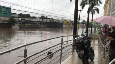 Cuiab� registra 41 mil�metros de chuva em uma hora e diversos preju�zos