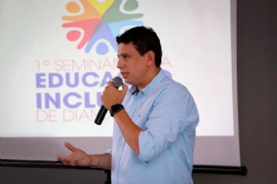 Prefeito corta pr�prio sal�rio, do vice e de secret�rios para prorrogar contratos da Educa��o