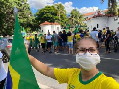 Manifestantes em defesa de novo golpe militar se aglomeram em tempos de pandemia