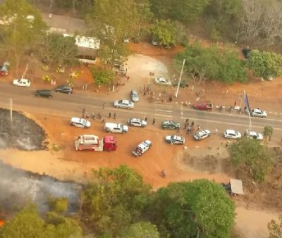 PM aplica 54 notifica��es e apreende 30 ve�culos na Cachoeira da Martinha