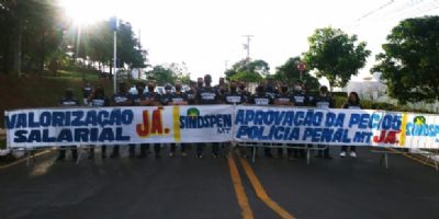 Policiais penais fecham entradas do Centro Pol�tico e 'travam' tr�nsito na avenida do CPA