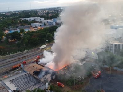 ​Lojas de pneus e de artigos de festas pegam fogo na madrugada em Cuiab�