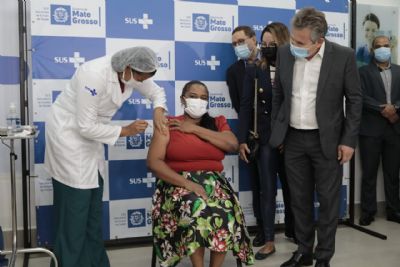 'Chegou ao fim toda essa tristeza', diz primeira profissional da sa�de vacinada em MT