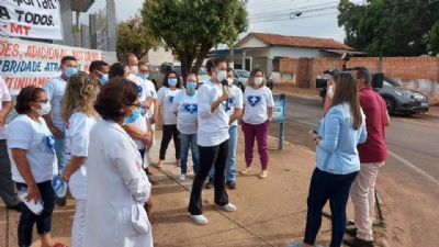Profissionais de hospital regional fazem manifesta��o por recebimento de pagamentos atrasados