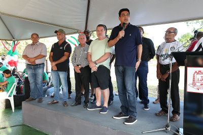 Prefeito entrega reforma de miniest�dio de Bonsucesso participa de jogo e marca gol
