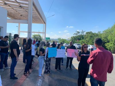 Ex-servidores da Sa�de fazem protesto no HMC