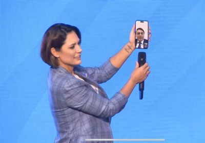 Ao telefone, Bolsonaro fala com participantes durante Encontro Estadual do PL Mulher