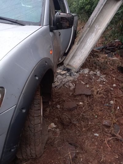 Caminhonete bate em poste e atinge poste na MT-010