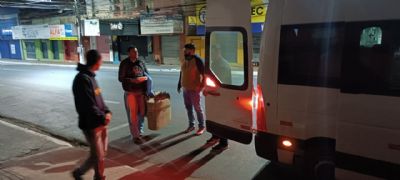 Pessoas em situa��o de rua recebem cobertores e alimentos para aquecer