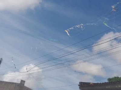 F�rias escolares acendem alerta de acidentes com pipas e redes el�tricas
