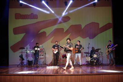 Edmilson Maciel e Banda Terra fazem show nos bairros de Cuiab�