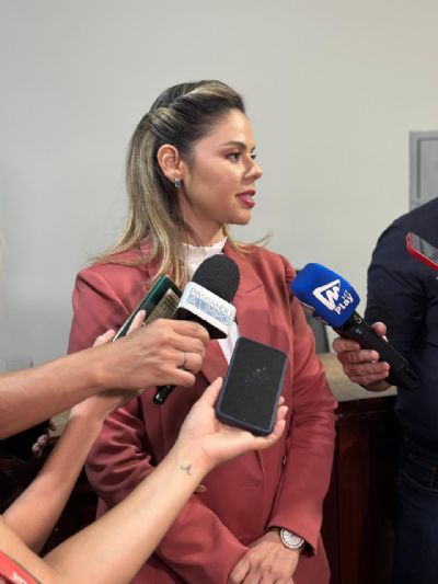 Michelly Alencar diz ser oposi��o � corrup��o durante posse de Stopa