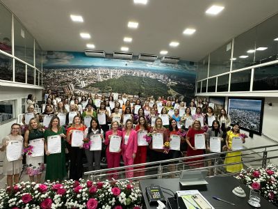 Homenagem presidida pela vereadora Michelly Alencar re�ne mais de 120 mulheres
