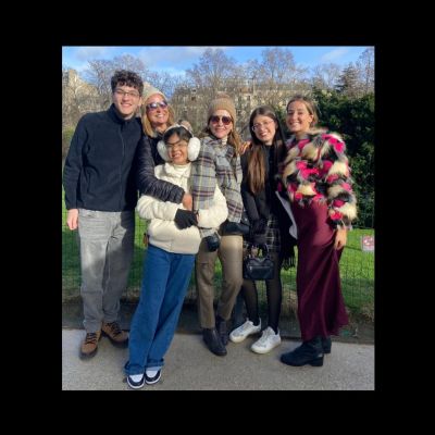 ​Gabi Novis Oliveira, Kika Doril�o Baracat, e os filhos de ambas, curtiram o inverno em Paris