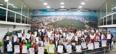 ​Michelly Alencar Entrega Mo��o de Aplauso � Imprensa Cuiabana