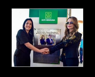 ​Primeira-dama de MT � homenageada pela primeira-dama de Alto Araguaia durante entregas, com placa personalizada.