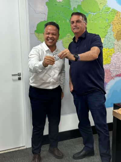 ​Bolsonaro refor�a apoio � pr�-candidatura de Cl�udio Ferreira em Rondon�polis