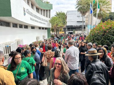 Profissionais da Educa��o lotam C�mara de Vereadores em protesto