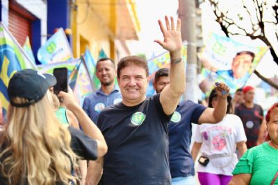 Kennedy destaca perfil gestor em caminhada pela Avenida XV de Novembro