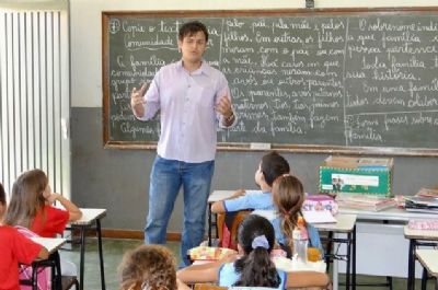 Deputado parabeniza professores e refor�a compromisso com a educa��o de qualidade