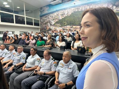 Maysa Le�o homenageia servidores da Escola Militar Tiradentes