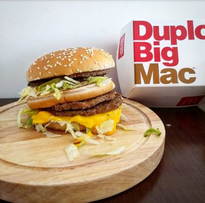 Big Mac Duplo e Big Mac Bacon s�o as novas apostas do McDonald�s; uma das vers�es leva 4 hamb�rgueres