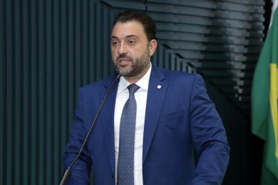 �tila Lira celebra aprova��o de lei que limita o uso de celulares nas escolas